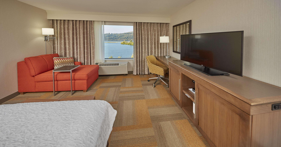 Bedroom 3, Hampton Inn and Suites Hood River, OR, Hood River