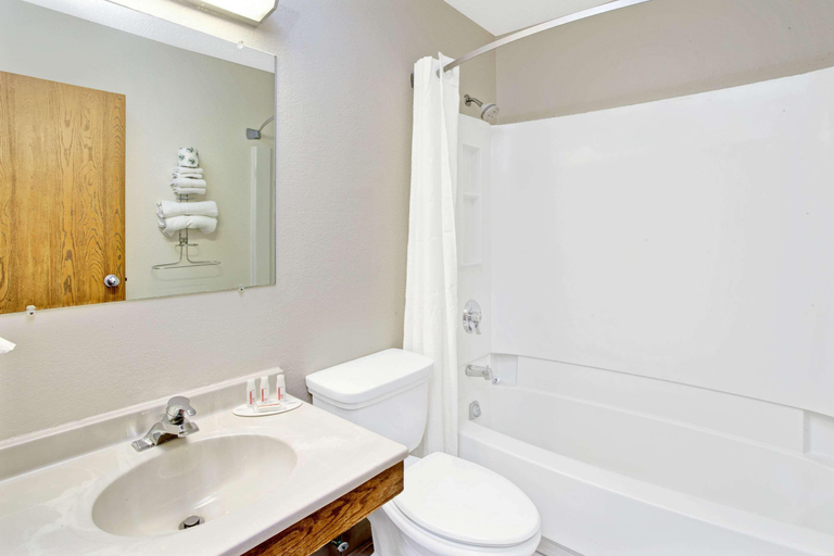 Bathroom 5, Super 8 by Wyndham Mokena/Frankfort /I-80, Will