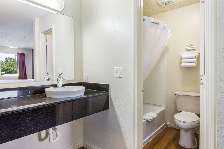 Bathroom 5, Quality Inn & Suites Columbus West, Bartholomew