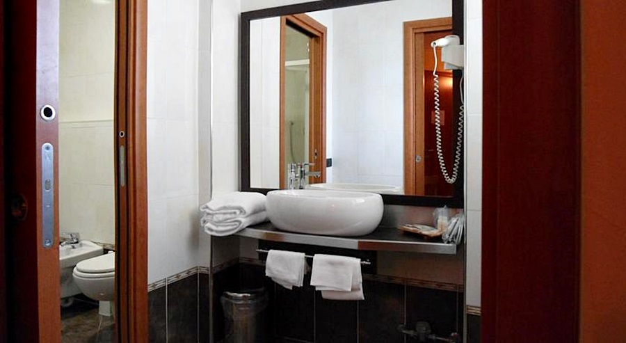 Bathroom 4, Hotel Continental, Torino