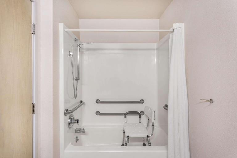 Bathroom 4, Super 8 by Wyndham Hamilton, Ravalli