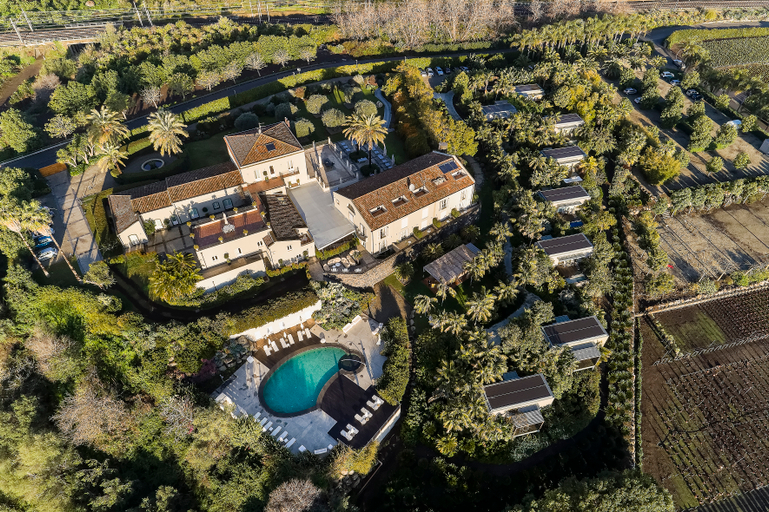 Exterior & Views