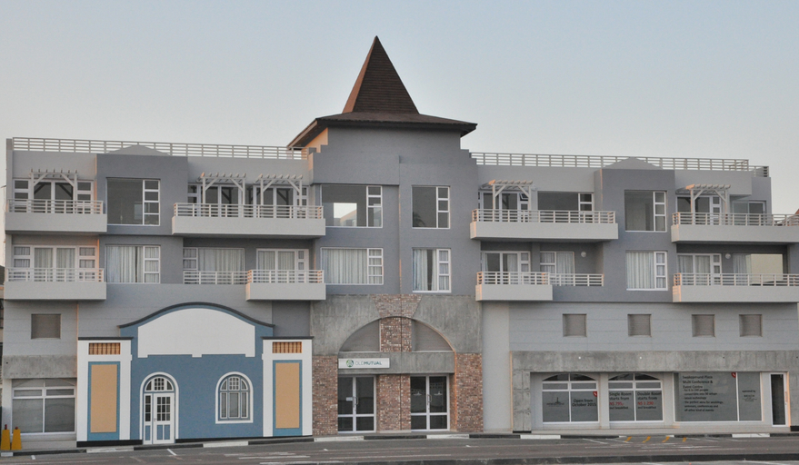 Exterior & Views