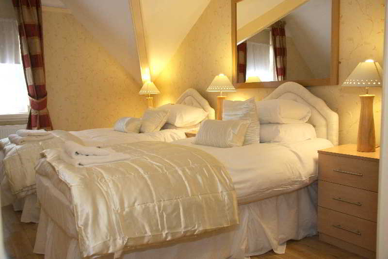 Bedroom 5, Grove Suites, Sefton