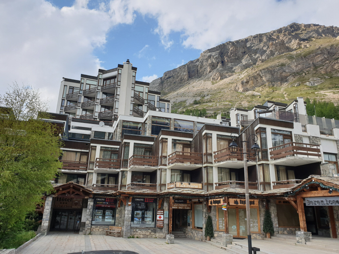 Exterior & Views