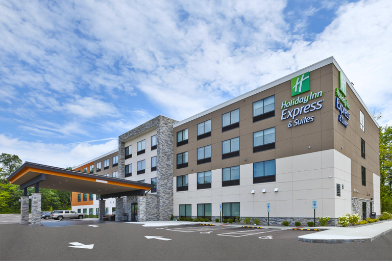Exterior & Views 3, Holiday Inn Express & Suites PAINESVILLE - CONCORD, Lake