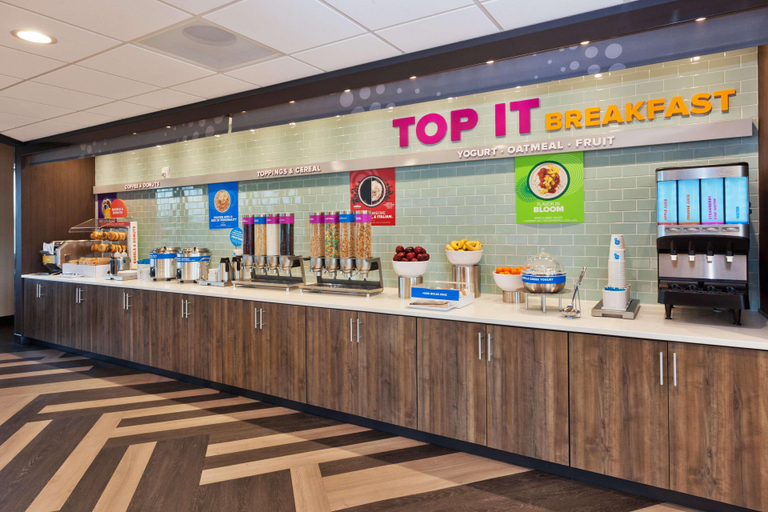Food & Drinks 5, Tru by Hilton Auburn, Lee