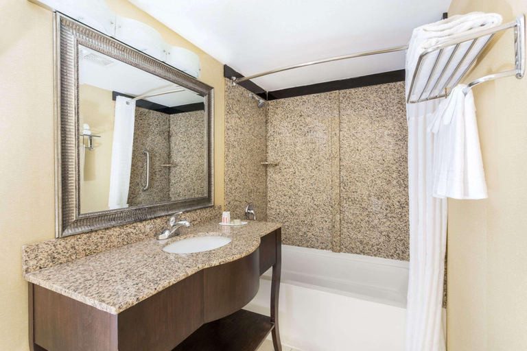 Bathroom 4, Super 8 by Wyndham Phoenix Downtown, Maricopa