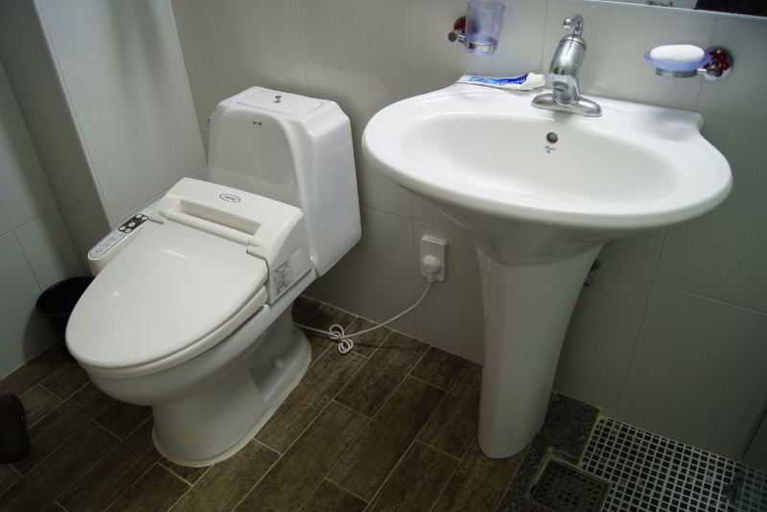Bathroom 4, Jeju Ever Hotel, Jeju