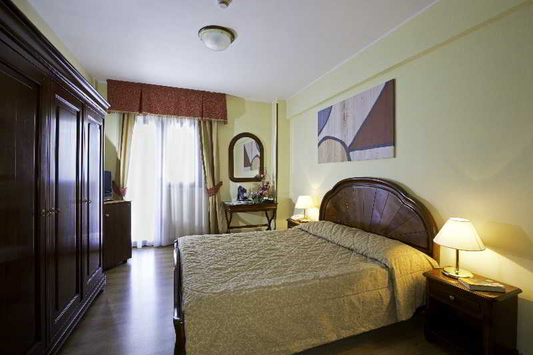 Bedroom 3, Grand Hotel del Parco, L'Aquila