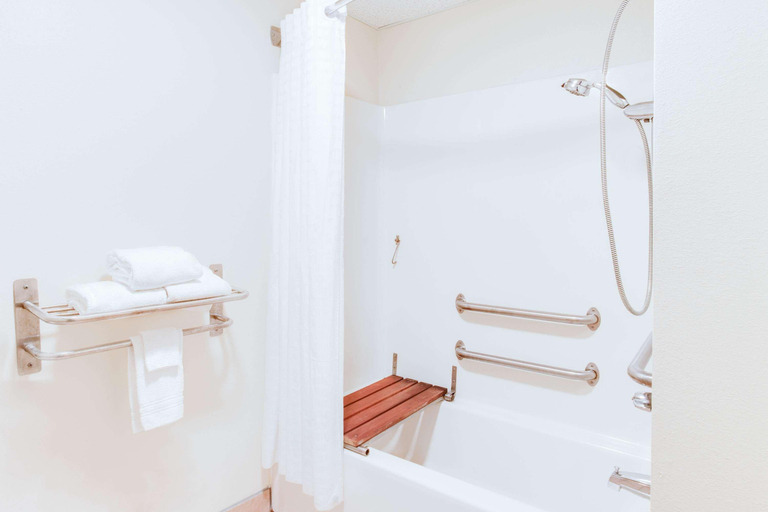 Bathroom 4, MainStay Suites LeClaire - Quad Cities, Scott