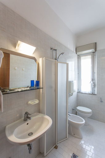 Bathroom 5, Hotel Lungomare, Ravenna