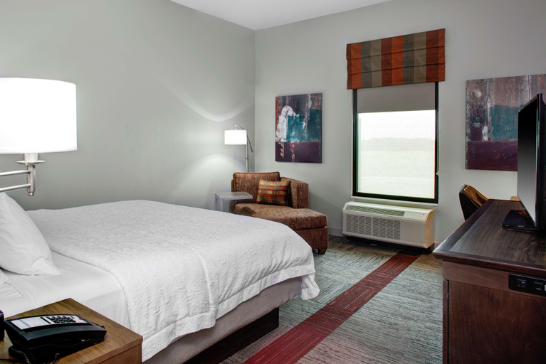 Bedroom 3, Hampton Inn & Suites Pittsburg Kansas Crossing, Crawford