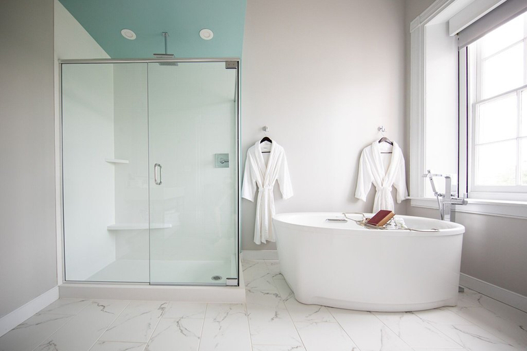 Bathroom 4, The Blackburn Inn and Conference Center, Staunton