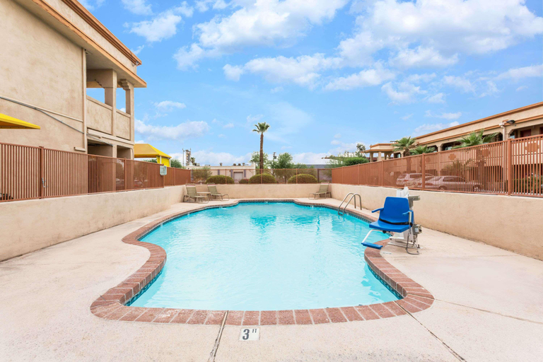 Sport & Beauty, Super 8 by Wyndham Phoenix Downtown, Maricopa