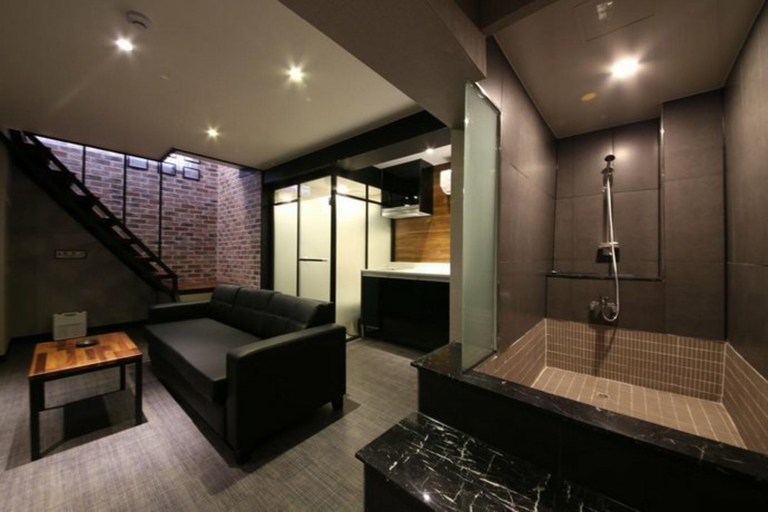 Public Area 3, The Last Hotel, Jung