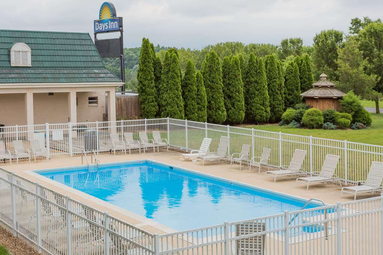 Sport & Beauty 2, Red Roof Inn Staunton, Staunton