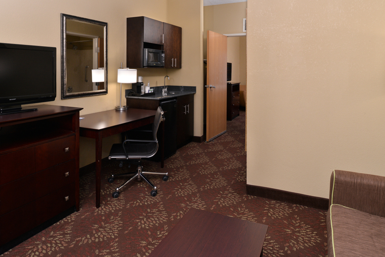 Bedroom 3, Comfort Inn & Suites Sharonville, Hamilton