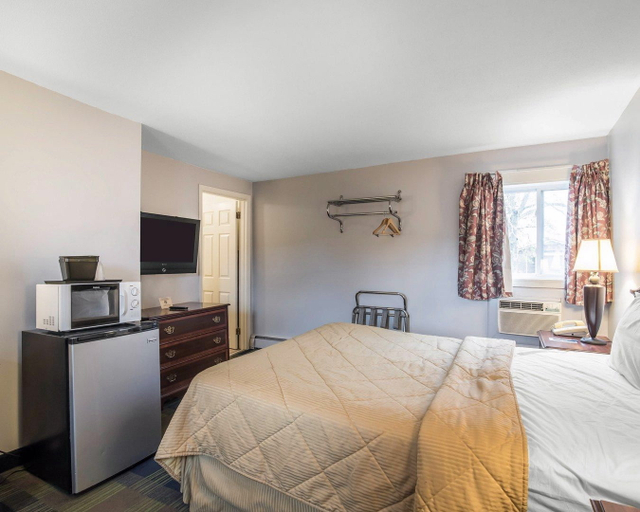 Bedroom 2, Rodeway Inn Claremont I-91, Sullivan