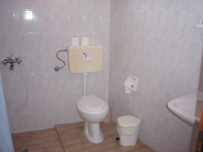Bathroom 2, Fengeros Village, Thessaly