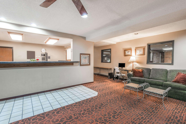 Public Area 2, Super 8 by Wyndham Salina I-70, Saline