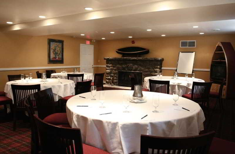Food & Drinks 3, Delta Sherwood Inn, Muskoka