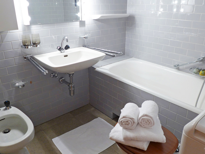 Bathroom, Chesa Surlej Hotel, Maloja