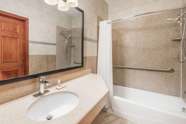 Bathroom, Super 8 by Wyndham Donna, Hidalgo