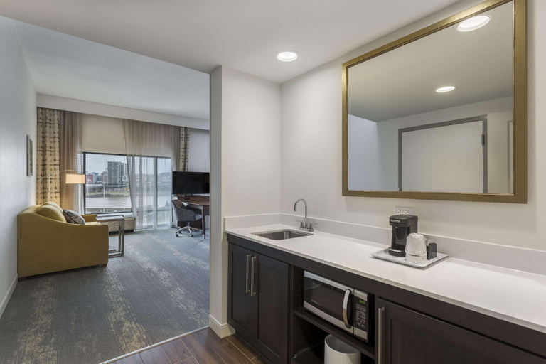 Bathroom 5, Hampton Inn & Suites Newport/Cincinnati, Campbell