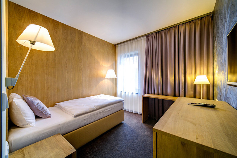 Bedroom 5, HOTEL RESTAURANT DARWIN, Praha 16