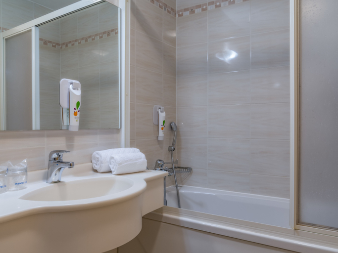 Bathroom, B&B HOTEL Maribor Orel, Maribor
