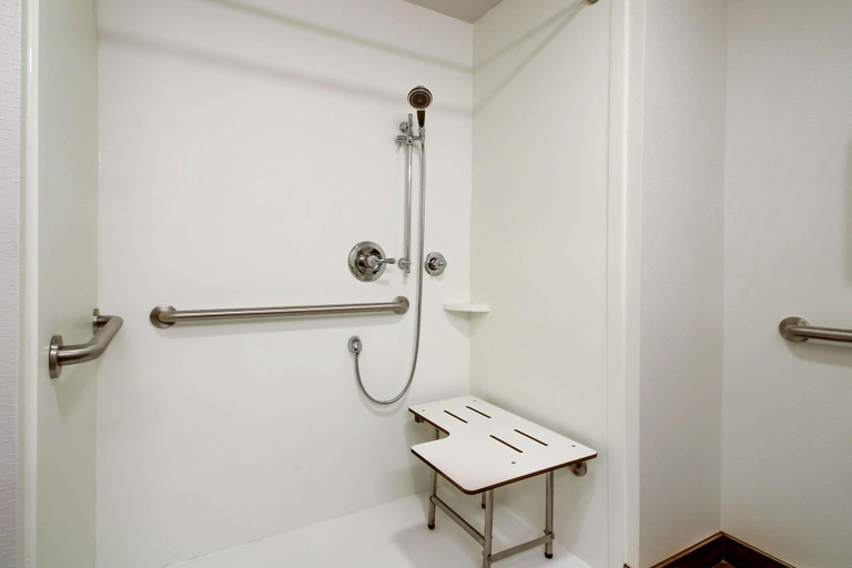 Bathroom 4, Hampton Inn & Suites Cordele, Crisp