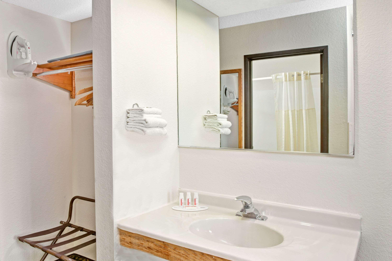 Bathroom 3, Super 8 by Wyndham Mokena/Frankfort /I-80, Will
