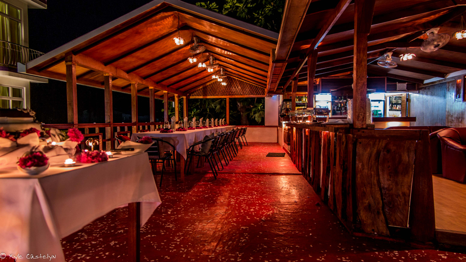 Food & Drinks, Rasdhoo Wave Blue, North Ari Atoll