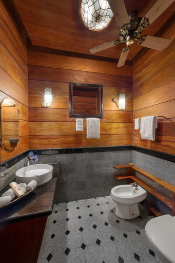 Bathroom 4, NoaNoa Island, Taytay