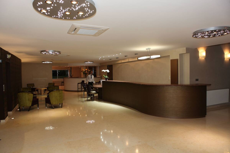 Public Area 2, Hotel Grenoble Meylan Les 3 Roses, Isère