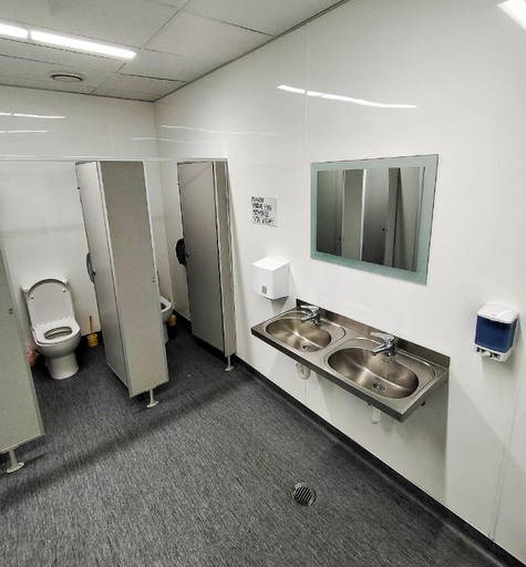 Bathroom, Surf 'N' Snow Backpackers, Waitakere
