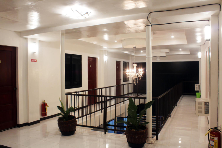 Public Area 2, Luna Oslob Travellers Inn, Oslob