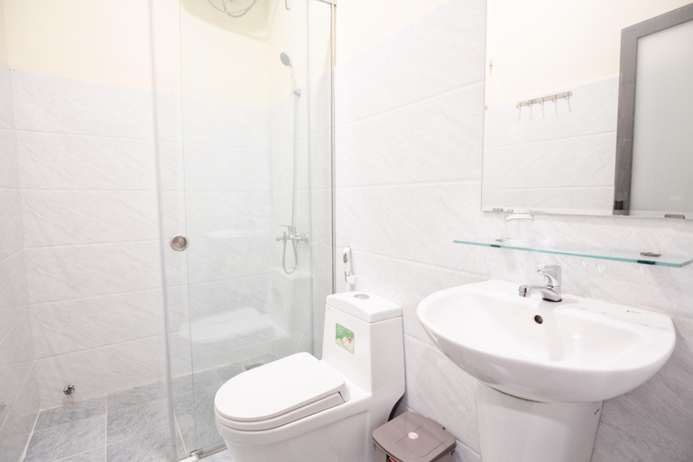 Bathroom 5, VyDa Backpacker Hostel, District 1