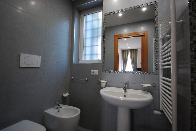 Bathroom 5, L'Oasi al Pigneto, Rome