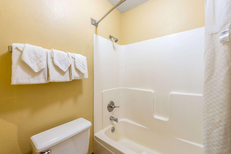 Bathroom 4, Rodeway Inn Milaca, Mille Lacs