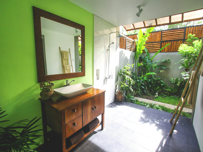 Bathroom 5, Balai sa Baibai, Mambajao