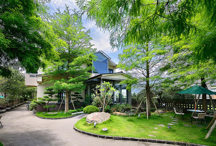 Exterior & Views