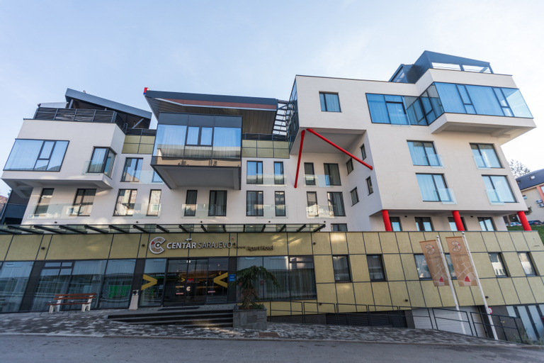 Exterior & Views 28
