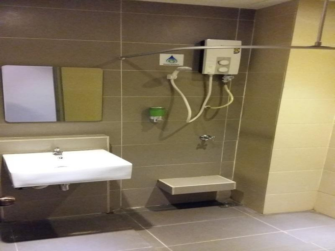 Bathroom 4, Hotel Golden View Nilai, Seremban