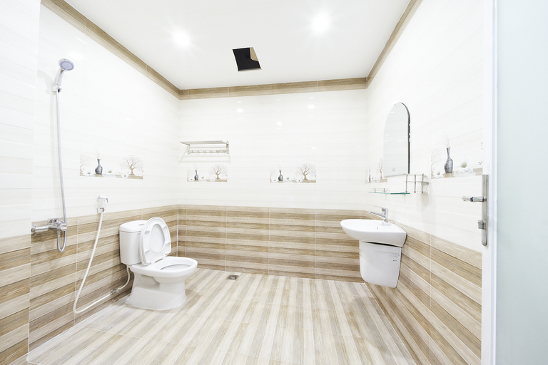 Bathroom 4, Alleyway Home, District 1