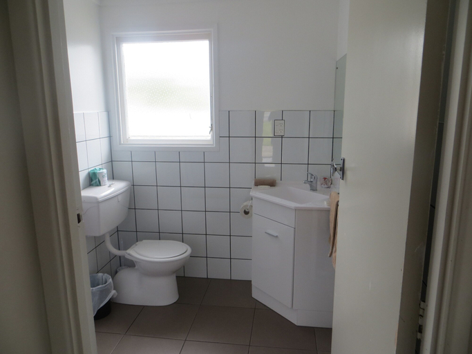 Bathroom 4, Central Court Motel, Whangarei