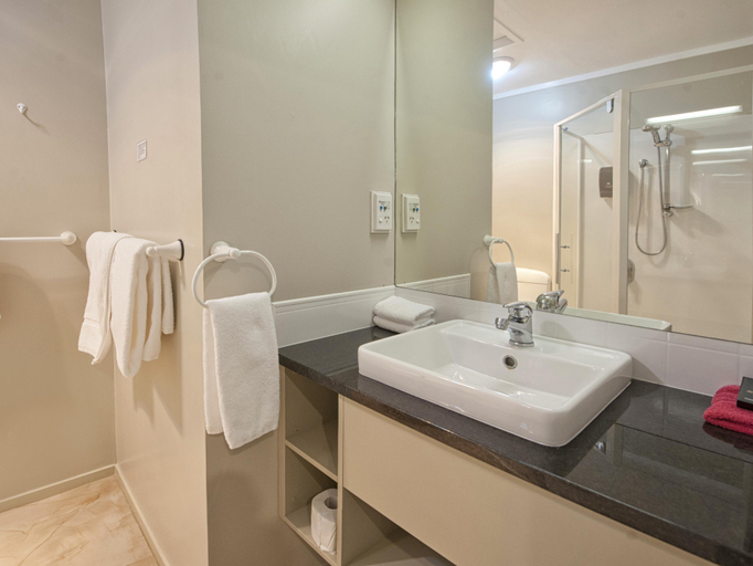 Bathroom 5, Sport of Kings Motel, Rotorua