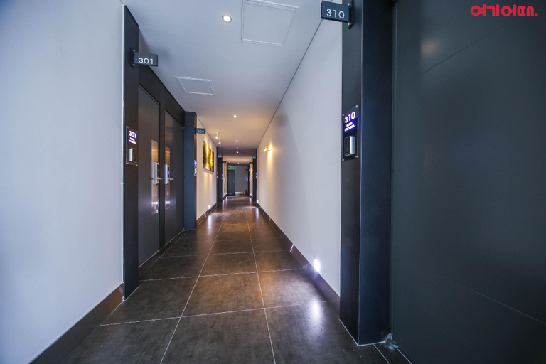 Public Area 3, Hotel Insomnia, Buk