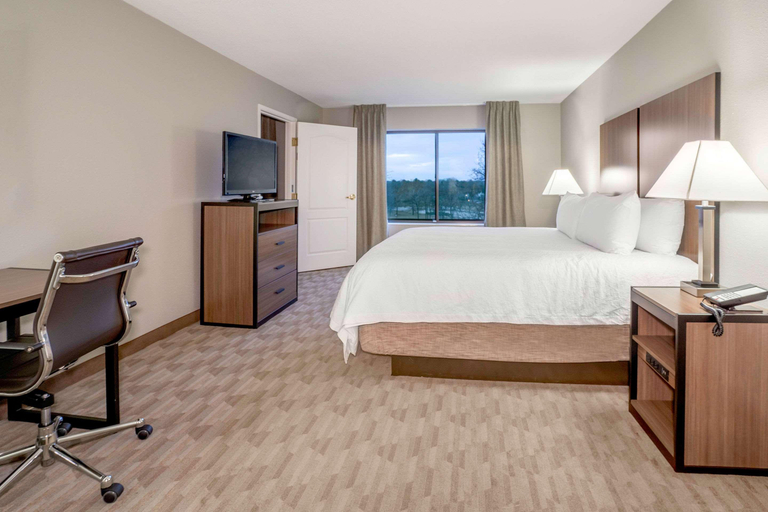 Bedroom 3, Riverview Inn & Suites, an Ascend Hotel, Winnebago